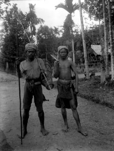 Två ondaemän på väg till jakt och fiske. (negativkuvert). Tarijoa. Indonesien - SMVK - 022145
