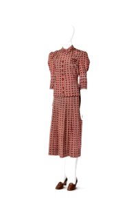 Tvådelad klänning av siden med rutmönster i vinrött och beige - Hallwylska museet - 90077