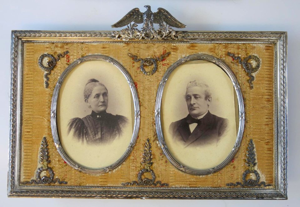 Twee fotoportretten Willem-Christiaan Bonebakker (1827-1906) en Clara Elise Bonebakker-Wegelin (1835-1902), in lijst, objectnr 4736