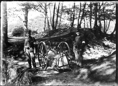 Twee hospitaalsoldaten met een brancard op wielen - Regionaal Archief Alkmaar - FO1400123 photo