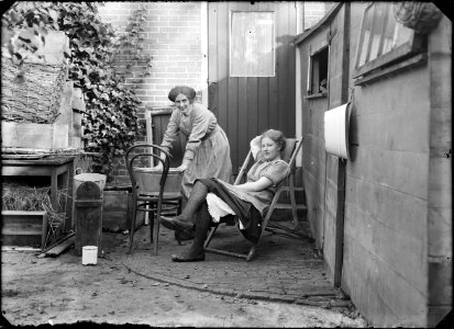 Twee vrouwen op een plaatsje achter een huis - Regionaal Archief Alkmaar - FO1400140 photo