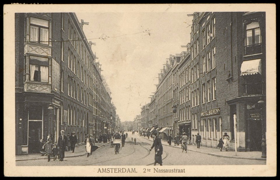 Tweede Nassaustraat bij kruising met Nassaukade (rechts) en Jacob Catskade (links). Uitgave J. Sleding, Amsterdam, Afb PBKD00027000002