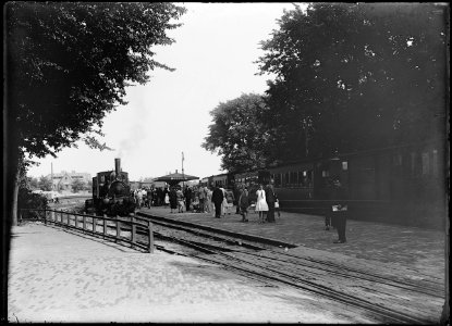 Twee stoomtrams op het station van Bergen, gezien van het stationsplein naar het zuid-oosten - Regionaal Archief Alkmaar - FO1400087