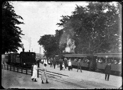 Twee stoomtrams op het station van Bergen, gezien van het stationsplein naar het zuid-oosten - Regionaal Archief Alkmaar - FO1400086