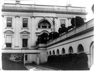 Two workmen clearing cobwebs from exterior of the White House LCCN96514196