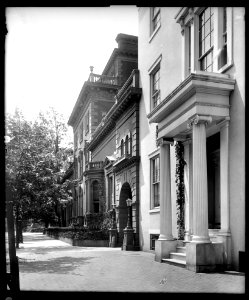 Two unidentified houses LCCN2017645688