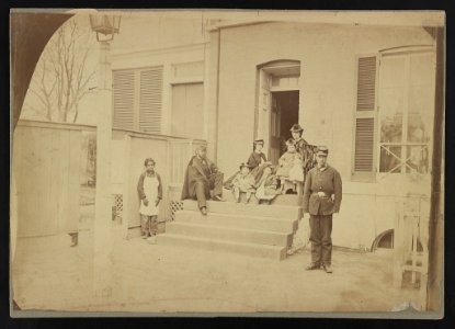 Two unidentified soldiers and others at the front steps of a house LCCN2012649141