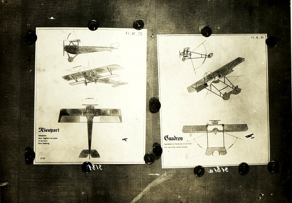 Typen feindl. Flugzeuge. Zweck der Aufnahme war, die Herstellung von Diapositiven für den Fliegervortrag. (BildID 15499686)