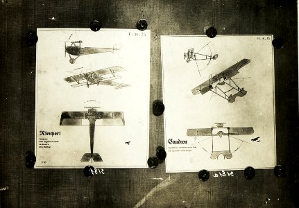 Typen feindl. Flugzeuge. Zweck der Aufnahme war, die Herstellung von Diapositiven für den Fliegervortrag. (BildID 15499686)