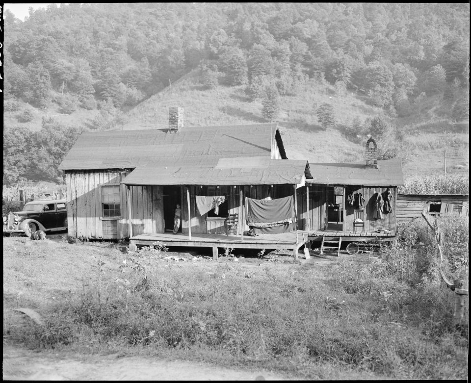 Typical house. This house is about fifty years old. Kentucky Straight Creek Coal Company, Belva Mine, abandoned after... - NARA - 541200