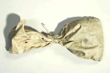 Tygpåse innehållande kulor och hagel - Livrustkammaren - 48203