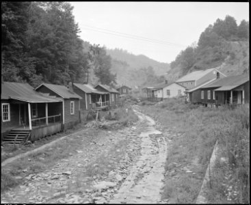 Typical houses along the stream. Raven Red Ash Coal Company, No. 2 Mine, Raven, Tazewell County, Virginia. - NARA - 541127