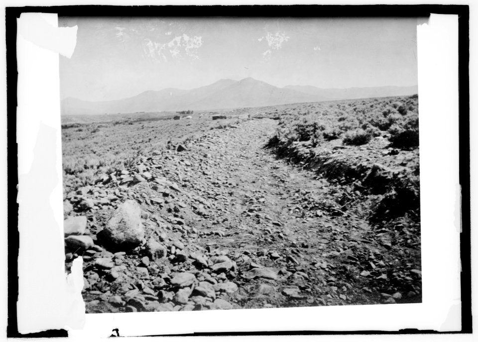 Typical desert lands of Utah occupied by Pinte Indians LCCN2016821243
