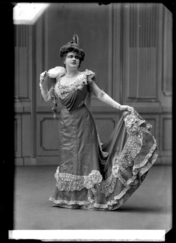 Tyra Leijman in Den glada änkan som varietédiva at Djurgårdsteatern 1907 - SMV - GL039