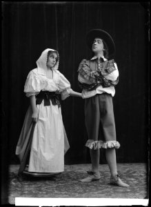 Tyra Zanderholm as Nicole and Axel Högel as Covielle in Borgaren adelsman at Dramaten 1908 - SMV - GZ005