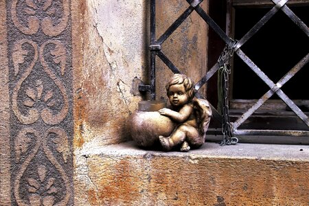 Forged the figurine window sill