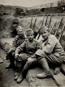 Typen des bh. IR.Nro.4 im Schützengraben südwestl. von Zornizcze. Aufgenommen am 9. November 1915. (BildID 15540699)