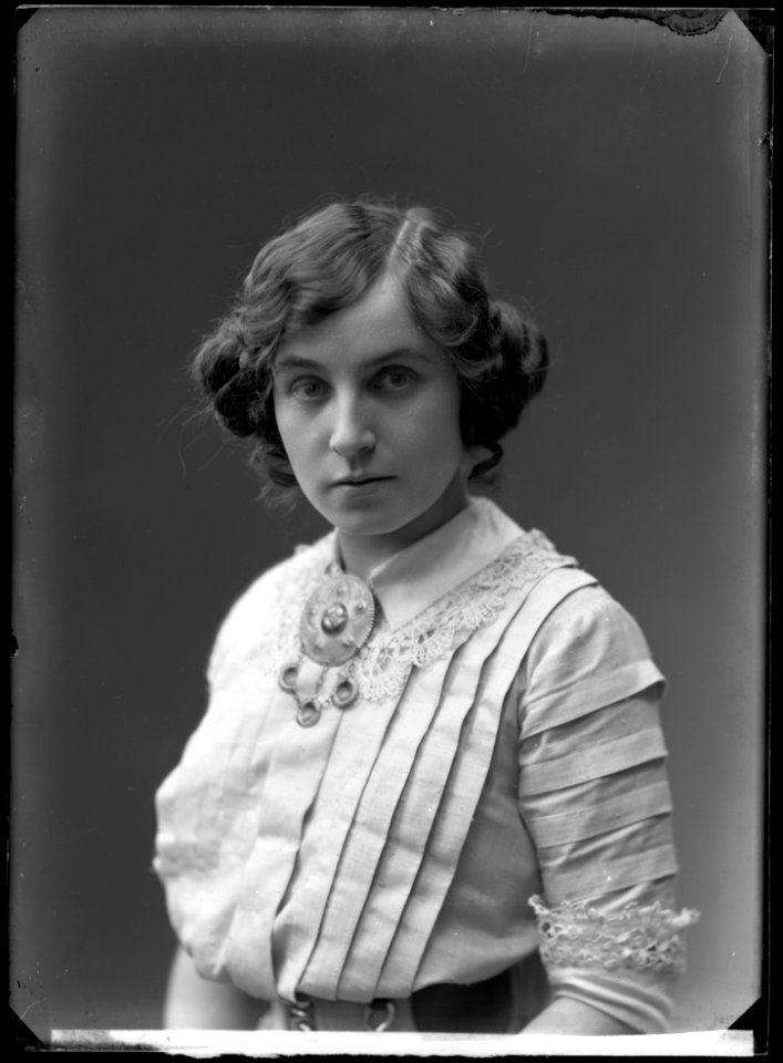 Tyra Zanderholm in När det unga vinet blommar at Dramatiska teatern 1910 - SMV - NZ007