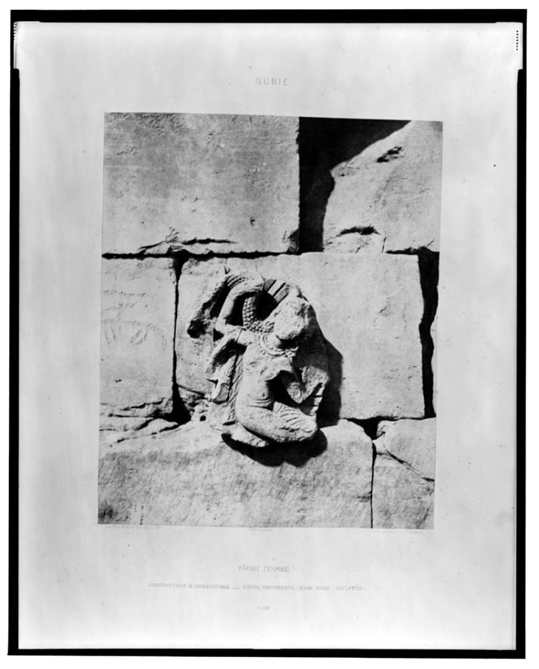 Tâfah (Taphis) - constructions a assises courbes - figure provenante d'une niche sculptée - FT (monogram) Félix Teynard. LCCN2001695360