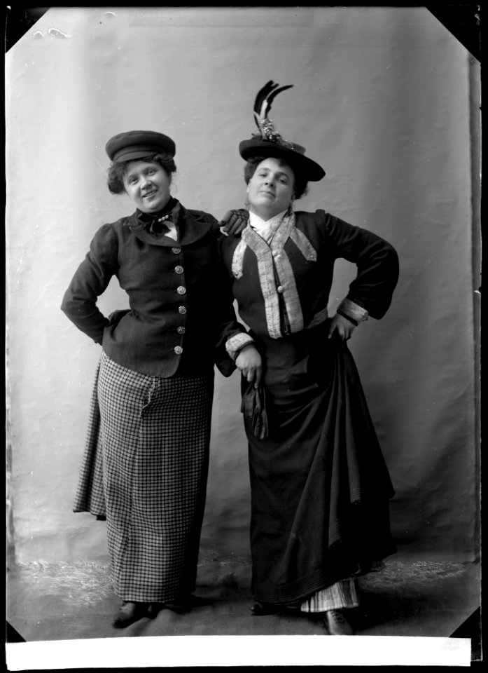 Tyra Leijman and Hildegard Harring in Stockholmsluft at Södra teatern 1905 - SMV - GL033