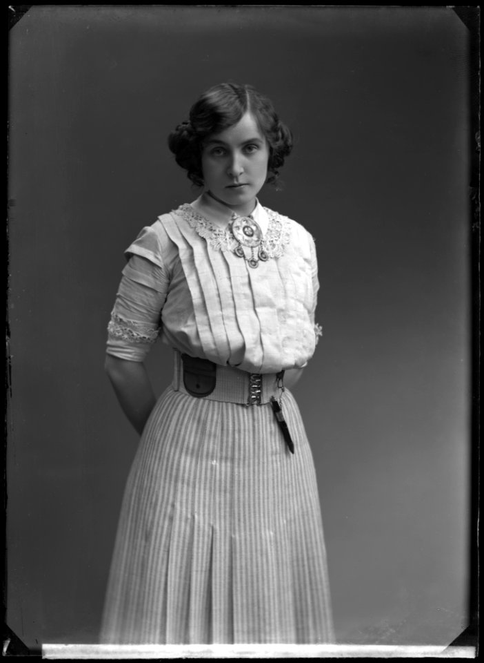Tyra Zanderholm as Alberta in När det unga vinet blommar at Dramaten 1910 - SMV - GZ010