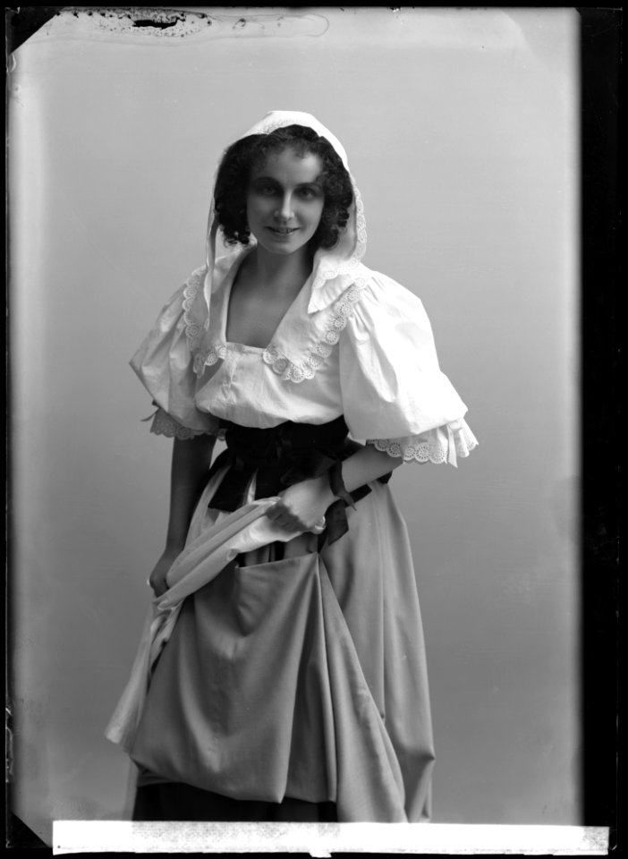 Tyra Zanderholm as Nicole in Borgaren adelsman at Dramaten 1908 - SMV - GZ004