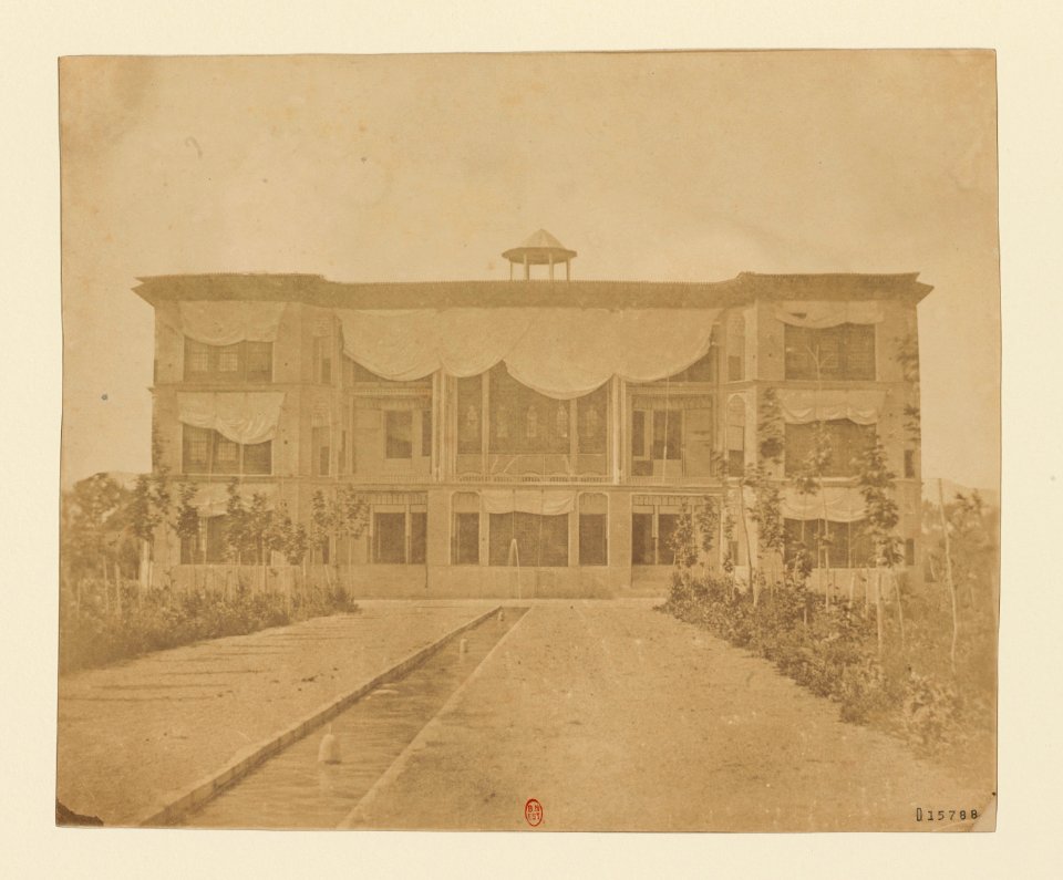 Téhéran. Le grand pavillon dans le jardin du Nizamiyeh