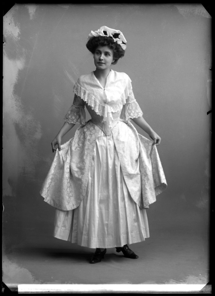 Tyra Zanderholm as Léontine in Ett revolutionsbröllop at Dramaten 1909 - SMV - GZ009