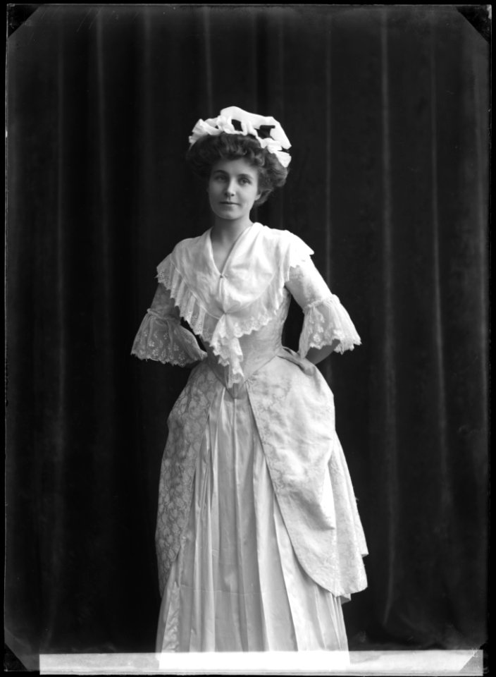 Tyra Zanderholm in Ett revolutionsbröllop at Dramatiska teatern 1909 - SMV - NZ006