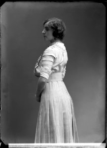 Tyra Zanderholm in När det unga vinet blommar at Dramatiska teatern 1910 - SMV - NZ008