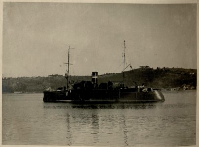 Türkisches Kanonenboot im Bosporus vor Anker (BildID 15544580)