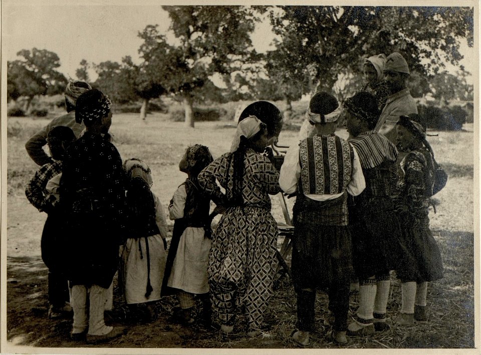 Türkische Dorfjugend vor dem Grammophon. (BildID 15546325)