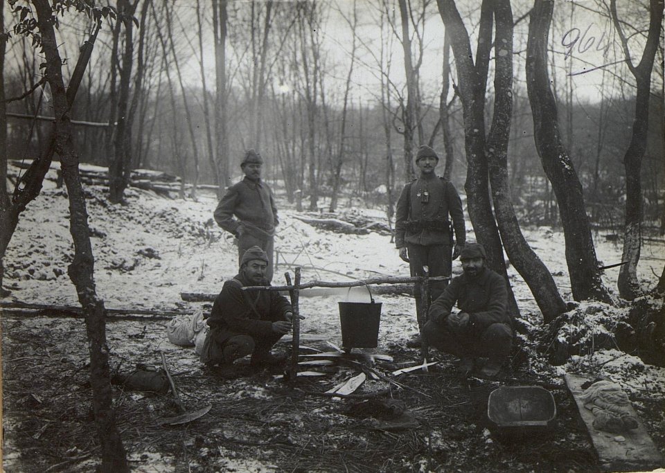 Türk.Mannschaften beim Kochfeuer im Walde bei Mieczyszczow. (BildID 15727691)