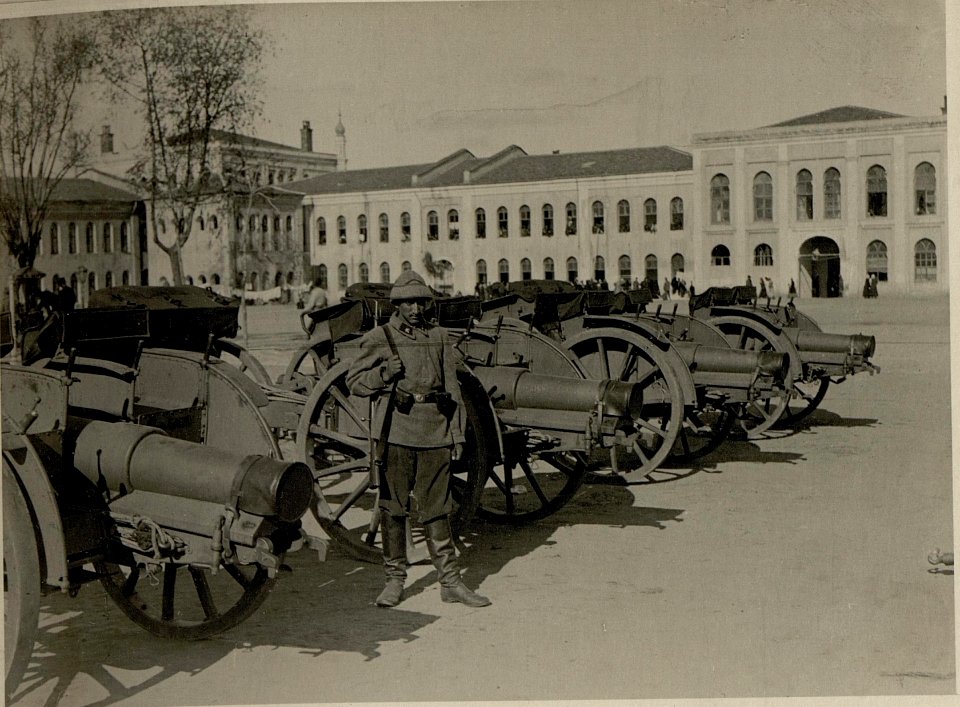Türkischer Wachposten bei den Rohrwägen der k.u.k. Batterie in der Taximkaserne, Istanbul (BildID 15544671)