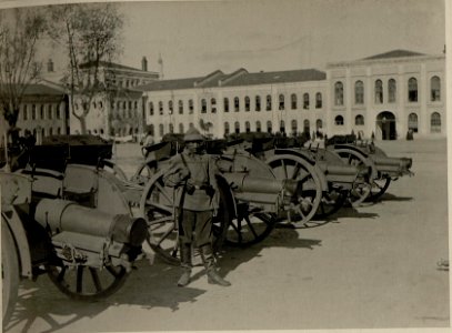 Türkischer Wachposten bei den Rohrwägen der k.u.k. Batterie in der Taximkaserne, Istanbul (BildID 15544671)