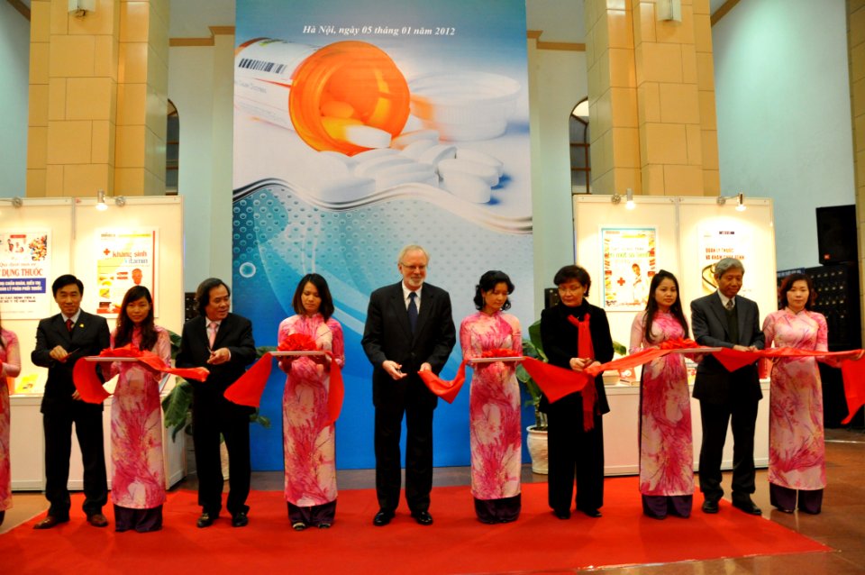 U.S. Ambassador David Shear opens safe medicine exhibition in Hanoi (6639685249)