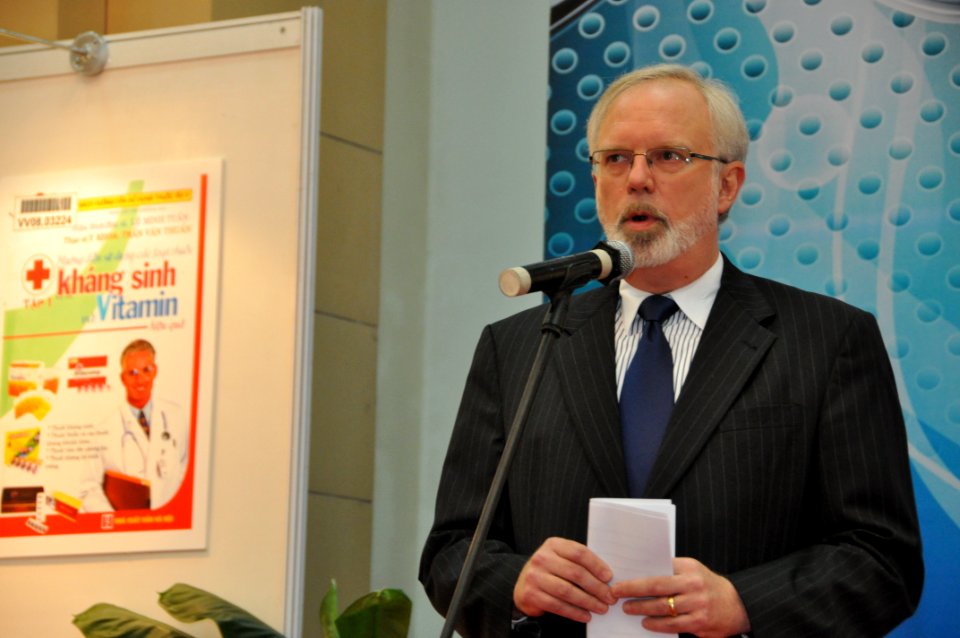 U.S. Ambassador David Shear opens safe medicine exhibition in Hanoi (6639682213)