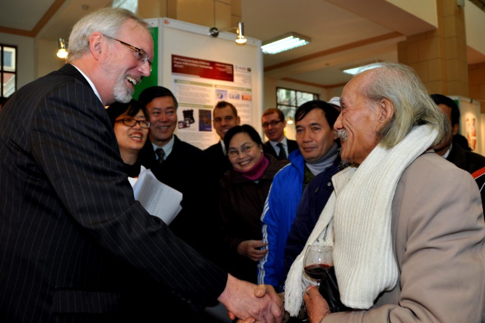 U.S. Ambassador David Shear opens safe medicine exhibition in Hanoi (6639720157)