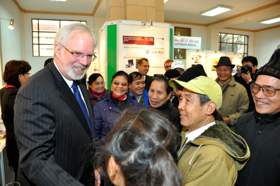 U.S. Ambassador David Shear opens safe medicine exhibition in Hanoi (6639691469)