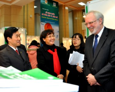 U.S. Ambassador David Shear opens safe medicine exhibition in Hanoi (6639714663)