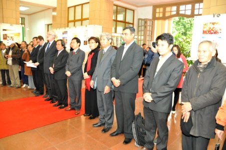 U.S. Ambassador David Shear opens safe medicine exhibition in Hanoi (6639668651)