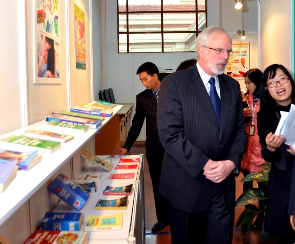 U.S. Ambassador David Shear opens safe medicine exhibition in Hanoi (6639689335)