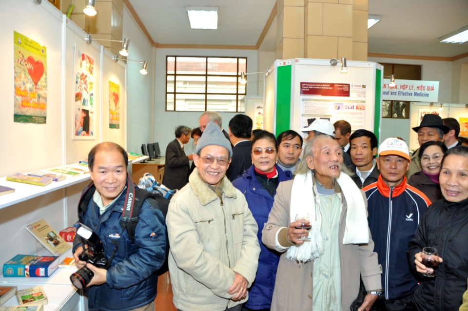 U.S. Ambassador David Shear opens safe medicine exhibition in Hanoi (6639688175)