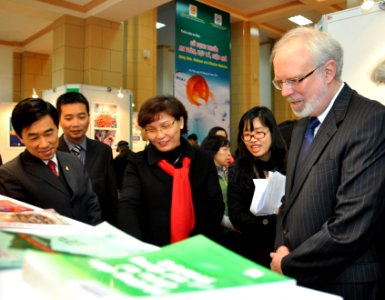 U.S. Ambassador David Shear opens safe medicine exhibition in Hanoi (6639711435)