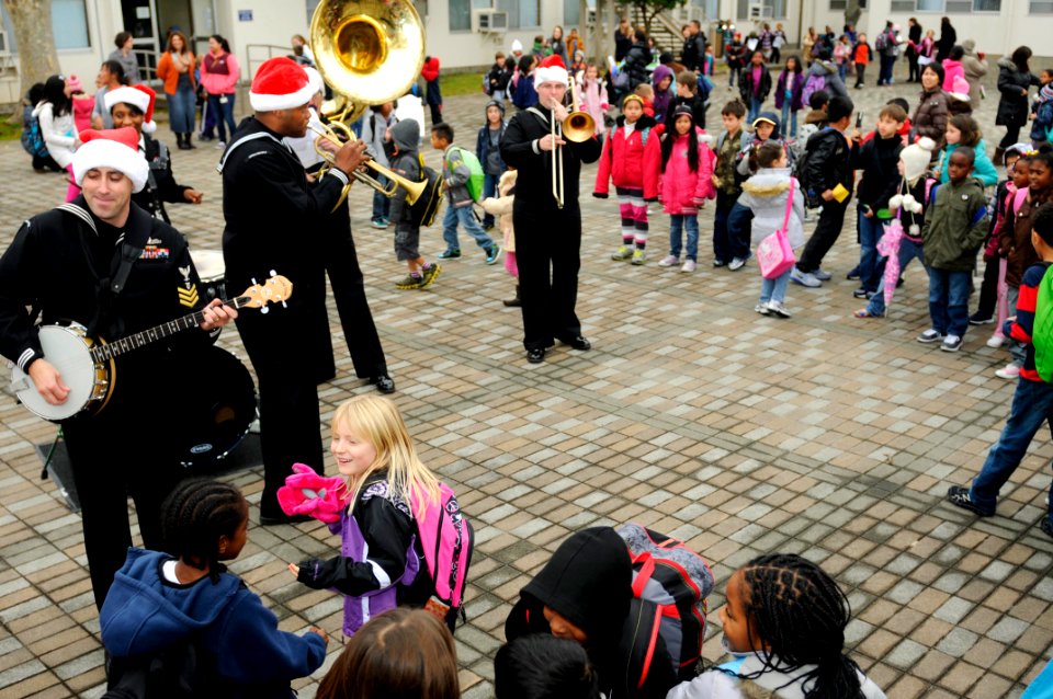 U.S. 7th Fleet Band plays in Japan. (8244612004)