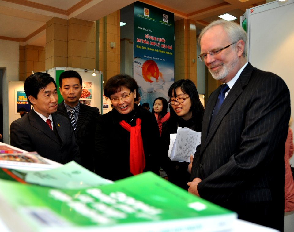 U.S. Ambassador David Shear opens safe medicine exhibition in Hanoi (6639708517)