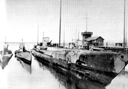 U 139 in Helgoland im Oktober oder November 1918. Links daneben zwei Boote vom Typ UB. Rechts hinter U 139 U 120