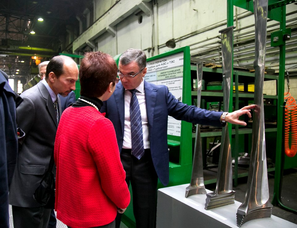 U.S. Ambassador Marie L. Yovanovitch travels to Kharkiv, Tour of Turboatom Generator Production Facility, September 22, 2016 (29523748503)