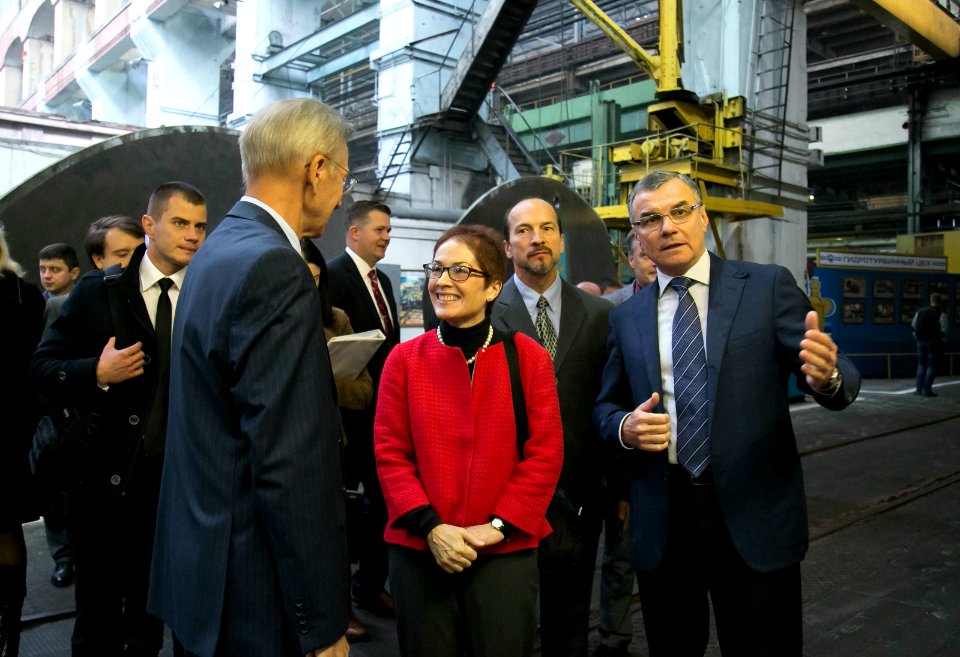 U.S. Ambassador Marie L. Yovanovitch travels to Kharkiv, Tour of Turboatom Generator Production Facility, September 22, 2016 (29523755193)