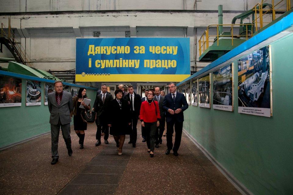 U.S. Ambassador Marie L. Yovanovitch travels to Kharkiv, Tour of Turboatom Generator Production Facility, September 22, 2016 (29523976054)